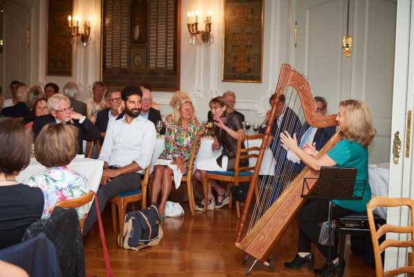 Die Alumni lauschen der Harfenistin Daniela Lorenz