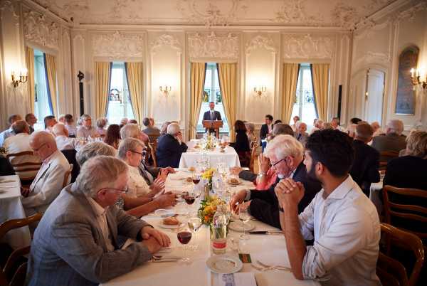 ETH Alumni Präsident Walter Gränicher spricht zu den Alumni